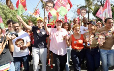 Patrus relembra trajetória em Contagem durante caminhada com eleitores