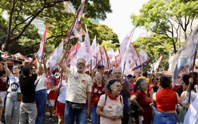 Mobilização pela candidatura de Patrus a governador colore de vermelho o Centro de BH